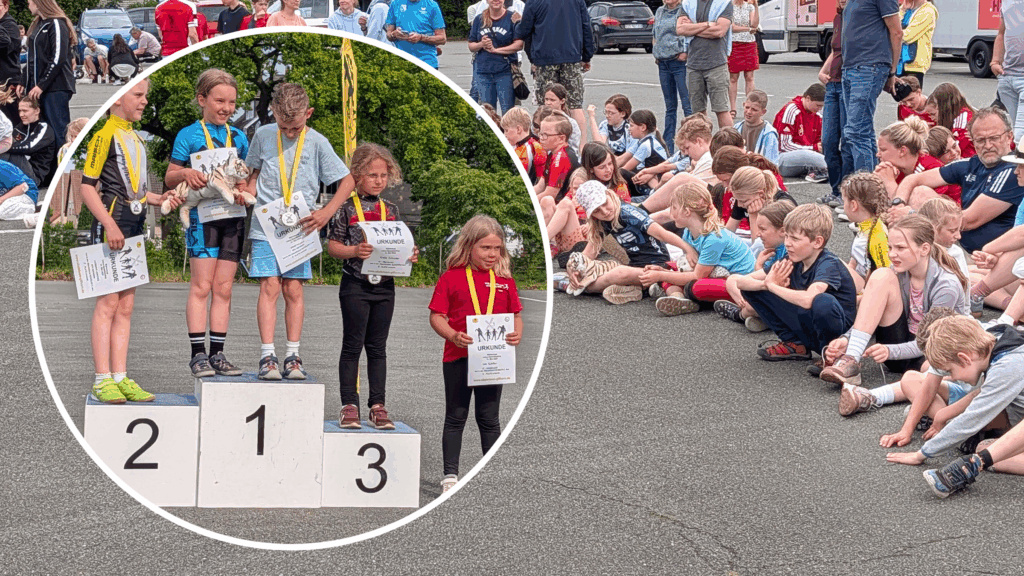 Collage mit Siegerehrung der Nachwuchsklassen beim Mühlencup Gifhorn und vielen jungen Skaterinnen und Skatern, die auf dem Asphalt sitzend die Ehrung verfolgen.
